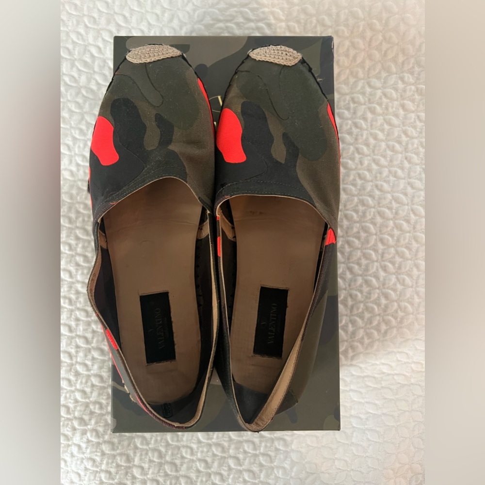 Valentino camo print flat espadrilles. Size 39. Moss green/ hot red print